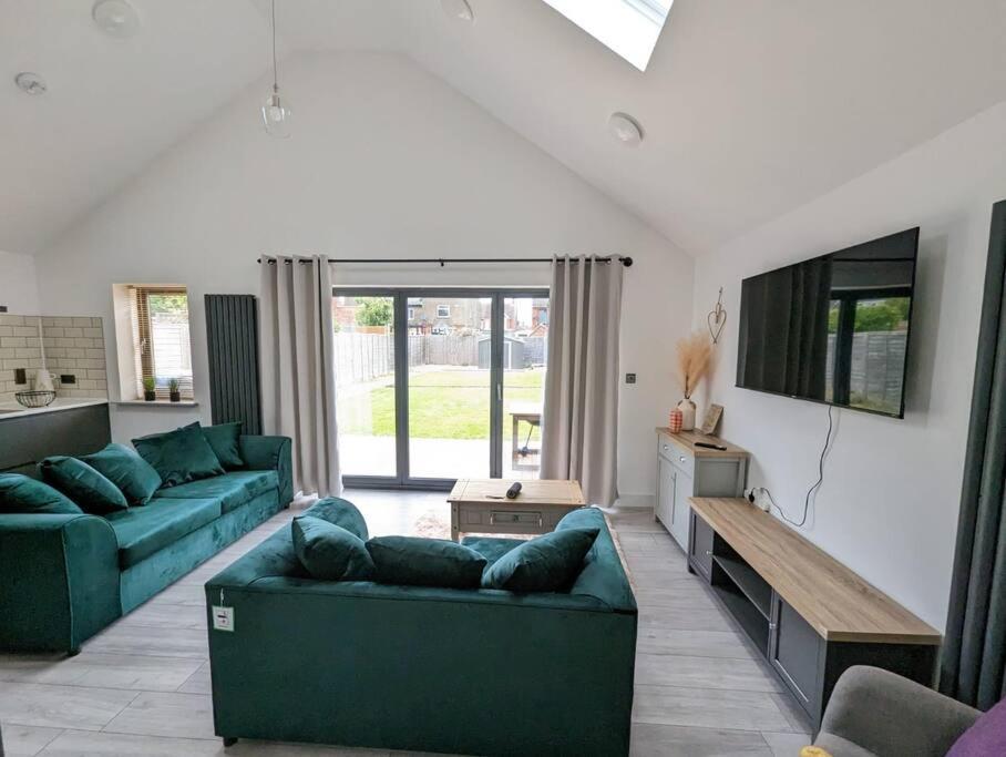 7 Guests - 4 Bedroom - Free Wi-Fi - Kettering Exterior foto