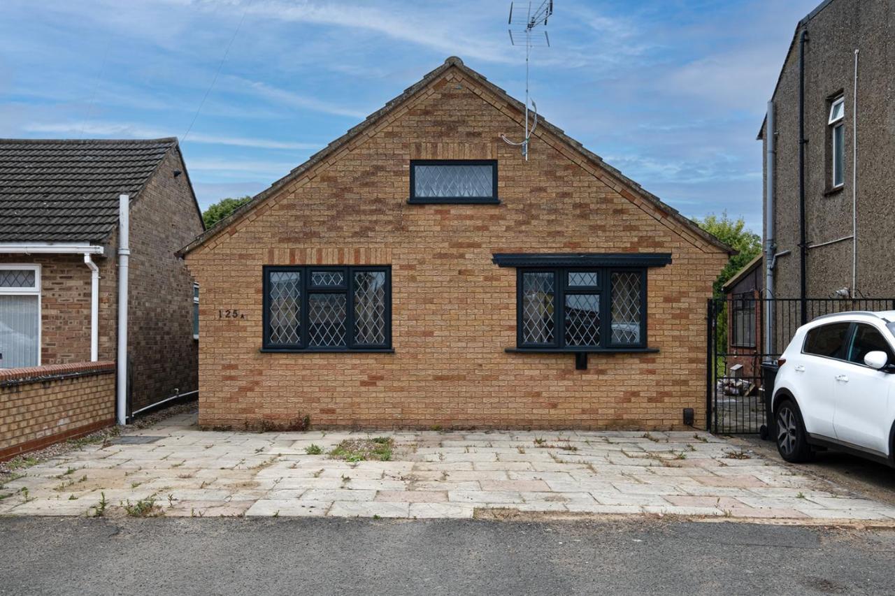 7 Guests - 4 Bedroom - Free Wi-Fi - Kettering Exterior foto